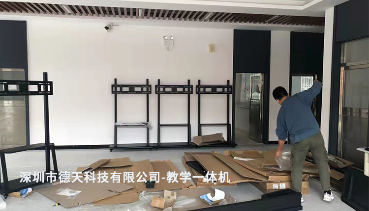 貴州旅游職業學校教學一體機安裝中 貴州旅游職業學校教學一體機安裝中